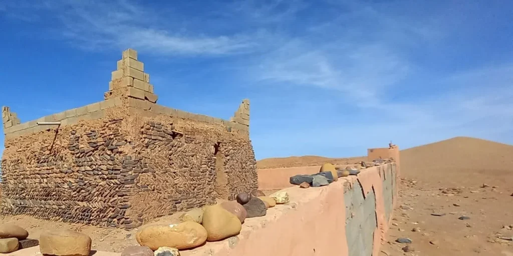 Visite du marabout de Sidi Naji lors d’un voyage de 6 jours dans le Sahara marocain avec ADN Sahara, lieu spirituel entouré de dunes et de pierres