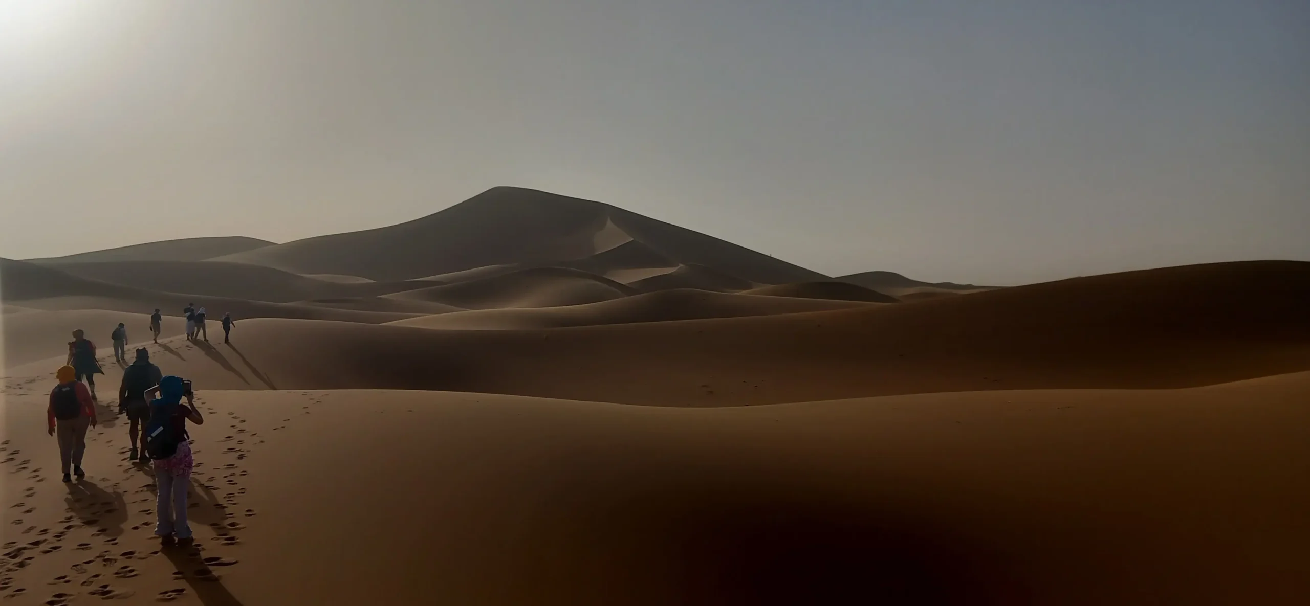 Trek vers l’Erg Zahar pour admirer le coucher du soleil sur la mer de dunes